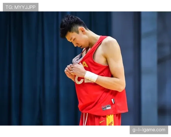 乔丹·汤普森拎着塑料袋外卖配着贵表，那画面把我又羡慕又无语