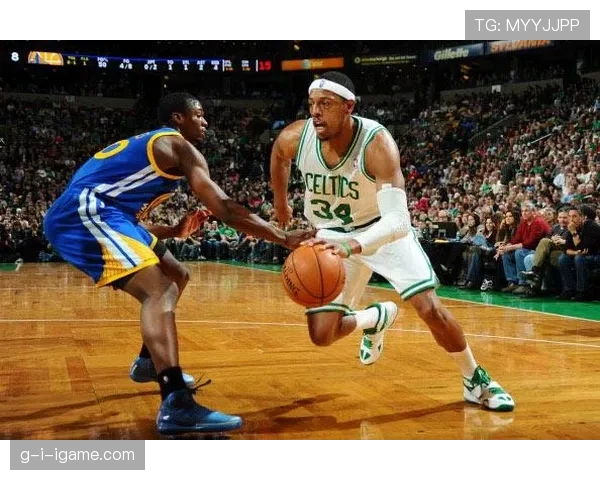 皮尔斯无球跑动制造错位，关键回合得分结构改变绿军进攻生态