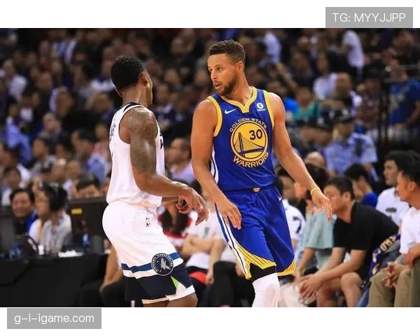 库里利用挡拆拉开防线，提升三分效率主导勇士进攻体系