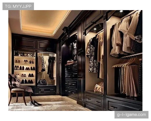 刷到维克托·阿萨尔森的家居照，我直接想去当他试衣师——衣帽间比我整栋楼还体面