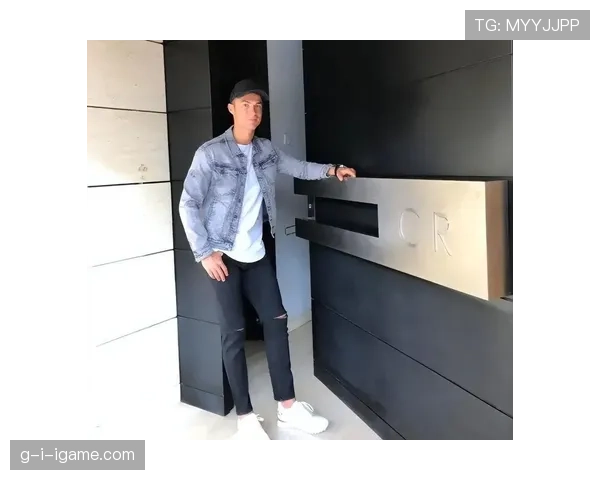 C罗这个衣柜也太豪了，光一双球鞋就够我们半年花的了吧？