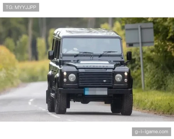 贝克汉姆又被拍到开那辆老款路虎去接孩子，这消费观真是又豪又省？